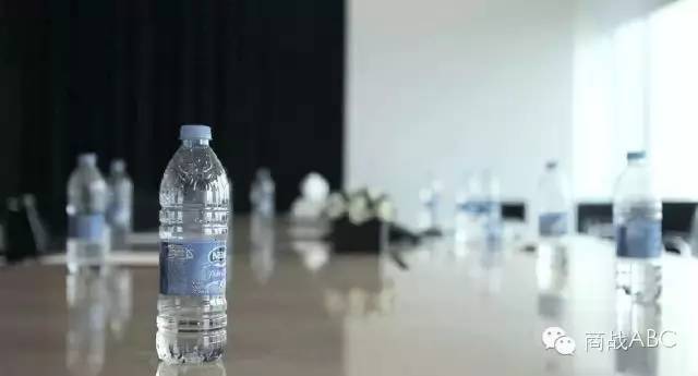 最成功的礦泉水包裝營(yíng)銷：只賣半瓶水，銷量卻提高652%